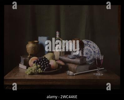 Nature morte avec des fruits, des livres et une pipe, anonyme, c. 1907 - c. 1935 photographie pays-Bas verre nature morte d'objets divers pays-Bas Banque D'Images