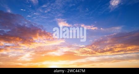 Les nuages du coucher du soleil se rassemblent. Ciel panoramique de lever ou de coucher de soleil avec des nuages. Coucher de soleil ciel sur crépuscule dans la soirée avec coucher de soleil. Nuage nature ciel Banque D'Images