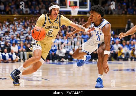 Durham, Caroline du Nord, États-Unis. 13 janvier 2024. 1/13/24 - Durham, NC - Georgia Tech Yellow Jackets garde Naithan George #2 blocs contre Duke Blue Devils garde Jeremy Roach #3 pendant la première moitié du match au Cameron Indoor Stadium à Durham, Caroline du Nord.Zuma Press (image de crédit : © Hunter Cone/ZUMA Press Wire) USAGE ÉDITORIAL SEULEMENT! Non destiné à UN USAGE commercial ! Banque D'Images