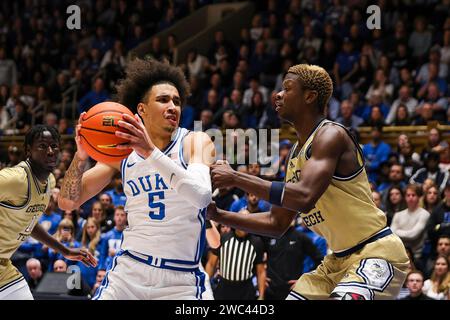 Durham, Caroline du Nord, États-Unis. 13 janvier 2024. 1/13/24 - Durham, NC - Duke Blue Devils garde Tyrese Proctor #5 passe à travers les défenseurs Georgia Tech Yellow Jackets pendant la seconde moitié du match au Cameron Indoor Stadium à Durham, Caroline du Nord.Zuma Press (image de crédit : © Hunter Cone/ZUMA Press Wire) À USAGE ÉDITORIAL SEULEMENT! Non destiné à UN USAGE commercial ! Banque D'Images