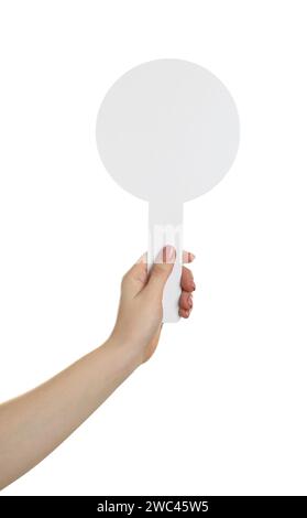 Femme tenant la pagaie d'enchère blanche sur fond blanc, closeup. Espace pour le texte Banque D'Images