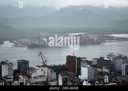 Santos, Sao Paulo, Brésil. 13 janvier 2024. Vue générale de la région centrale de la ville de Santos avec le port en arrière-plan vu du sommet de la colline Monte Serrat (crédit image : © Igor do Vale/ZUMA Press Wire) USAGE ÉDITORIAL SEULEMENT! Non destiné à UN USAGE commercial ! Banque D'Images