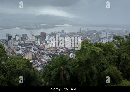 Santos, Sao Paulo, Brésil. 13 janvier 2024. Vue générale de la région centrale de la ville de Santos avec le port en arrière-plan vu du sommet de la colline Monte Serrat (crédit image : © Igor do Vale/ZUMA Press Wire) USAGE ÉDITORIAL SEULEMENT! Non destiné à UN USAGE commercial ! Banque D'Images