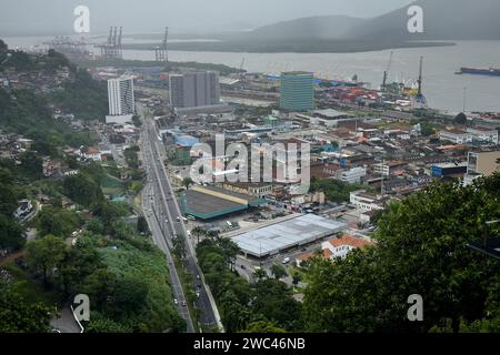 Santos, Sao Paulo, Brésil. 13 janvier 2024. Vue générale de la région centrale de la ville de Santos avec le port en arrière-plan vu du sommet de la colline Monte Serrat (crédit image : © Igor do Vale/ZUMA Press Wire) USAGE ÉDITORIAL SEULEMENT! Non destiné à UN USAGE commercial ! Banque D'Images