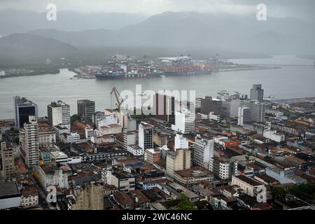 Santos, Sao Paulo, Brésil. 13 janvier 2024. Vue générale de la région centrale de la ville de Santos avec le port en arrière-plan vu du sommet de la colline Monte Serrat (crédit image : © Igor do Vale/ZUMA Press Wire) USAGE ÉDITORIAL SEULEMENT! Non destiné à UN USAGE commercial ! Banque D'Images