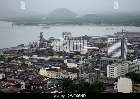 Santos, Sao Paulo, Brésil. 13 janvier 2024. Vue générale de la région centrale de la ville de Santos avec le port en arrière-plan vu du sommet de la colline Monte Serrat (crédit image : © Igor do Vale/ZUMA Press Wire) USAGE ÉDITORIAL SEULEMENT! Non destiné à UN USAGE commercial ! Banque D'Images