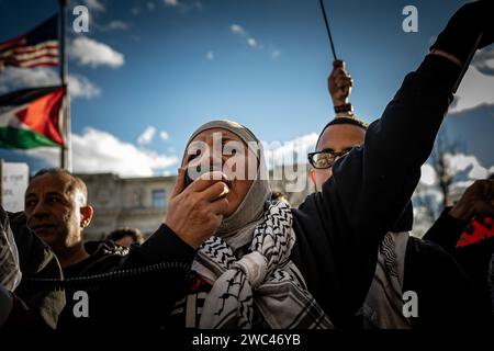 Arlington, Virginie, États-Unis. 13 janvier 2024. Des milliers de manifestants pro-palestiniens ont rempli les rues de Washington, district de Columbia, le 13 janvier 2024, pour exhorter les États-Unis à cesser de soutenir la campagne militaire israélienne à Gaza. La marche, qui était la deuxième du genre depuis le début de l'offensive israélienne en octobre 2023, était organisée par une coalition de groupes musulmans et anti-guerre. Les organisateurs ont affirmé que plus de 300 000 personnes de différents États et milieux ont participé au rassemblement, exigeant la libération de tous les otages à Gaza et des prisonniers politiques en Israël, et Banque D'Images