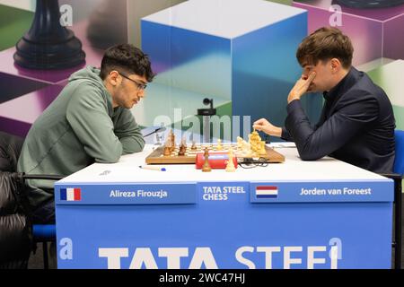 Wijk aan Zee, pays-Bas. 13 janvier 2024. Jorden van Forest (R) des pays-Bas affronte Alireza Firouzja de France lors du premier tour du tournoi d'échecs Tata Steel 2024 à Wijk aan Zee, aux pays-Bas, le 13 janvier 2024. Le tournoi durera jusqu’au 28 janvier. Crédit : Sylvia Lederer/Xinhua/Alamy Live News Banque D'Images