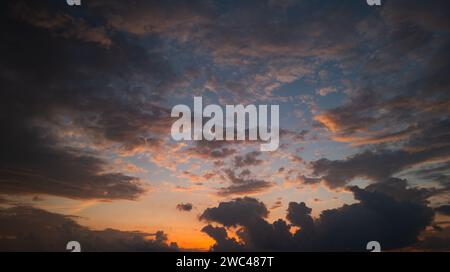 Les nuages du coucher du soleil se rassemblent. Ciel panoramique de lever ou de coucher de soleil avec des nuages. Coucher de soleil ciel sur crépuscule dans la soirée avec coucher de soleil. Nuage nature ciel Banque D'Images