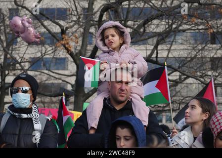 Washington, DC, États-Unis. 13 janvier 2024. Un enfant agite un drapeau palestinien lors de la manifestation Marche pour Gaza à Freedom Plaza. Crédit : Philip Yabut/Alamy Live News Banque D'Images