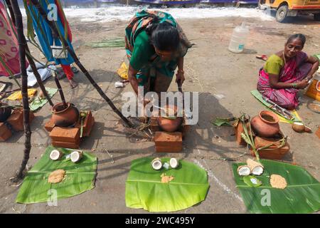 Chennai, Inde. 14 janvier 2024. A l'occasion du festival Pongal, toutes les femmes célèbrent avec égalité le Pongal en mettant Pongal au festival Samatwa Pongal qui s'est tenu au marché de Koyambedu, Chennai. Pongal également appelé Thai Pongal, est un festival de récolte de plusieurs jours célébré par les Tamouls du monde entier. Il est observé au mois de Thai selon le calendrier solaire tamoul et tombe généralement le 14 ou 15 janvier. Il est dédié au Dieu de la lumière Surya, également connu sous le nom de Dieu Soleil et correspond à Makar Sankranti, la fête de la moisson. Crédit : Seshadri SUKUMAR/Alamy Live News Banque D'Images