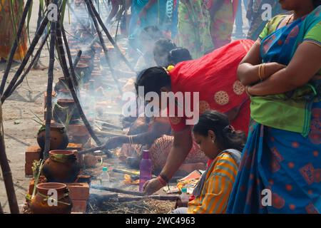 Chennai, Inde. 14 janvier 2024. A l'occasion du festival Pongal, toutes les femmes célèbrent avec égalité le Pongal en mettant Pongal au festival Samatwa Pongal qui s'est tenu au marché de Koyambedu, Chennai. Pongal également appelé Thai Pongal, est un festival de récolte de plusieurs jours célébré par les Tamouls du monde entier. Il est observé au mois de Thai selon le calendrier solaire tamoul et tombe généralement le 14 ou 15 janvier. Il est dédié au Dieu de la lumière Surya, également connu sous le nom de Dieu Soleil et correspond à Makar Sankranti, la fête de la moisson. Crédit : Seshadri SUKUMAR/Alamy Live News Banque D'Images