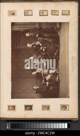 Portrait de groupe de la famille Crommelin pris à l'occasion du soixante-dixième anniversaire de Gulian Cornelis Crommelin (1809-1891) entouré de petits portraits, photo 1879 sur la photo centrale de gauche à droite 1. Jacob Willem Hendrik Crommelin (1844-1919, marié à 4), 2. Wilhelmina Gouda (1851-1920, mariée en 8), 3. Robert Daniël Crommelin (1841-1907, marié à 5), 4. Clara Wilhelmina Wilkens (1847-1919, mariée à 1), 5. Julie Elisabeth Tutein Nothenius (1853-1939, mariée en 3), 6. Willem Jacob Elias Crommelin (1847-1890, marié à 7), marié en 7. Hendrika de Graaf (1852-1927, mars Banque D'Images