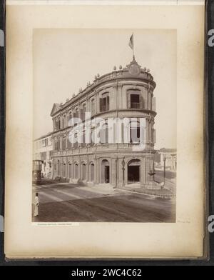 Externe van het Boustead Institute in Tanjong Pagar, G.R. Lambert & Co. (Attribué à), c. 1890 - ou avant 1905 photographie partie de l'album photo de Tanjong Pagar Dock Co. Ltd. À Singapour. Singapour support photographique albumen print façade (de maison ou bâtiment) Singapour Banque D'Images