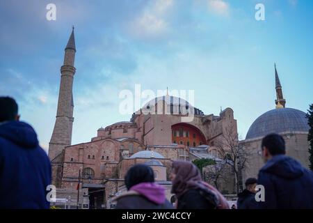 Istanbul, Turquie. 13 janvier 2024. Vue générale de Sainte-Sophie. La Sainte-Sophie, a été transformée de musée en mosquée en 2020 par décision du président Erdogan, les visiteurs qui sont des touristes seront facturés une taxe de 25 euros à partir du 15 janvier 2024, par décision du ministère de la Culture et du Tourisme. Crédit : SOPA Images Limited/Alamy Live News Banque D'Images