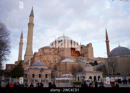 Istanbul, Turquie. 13 janvier 2024. Vue générale de Sainte-Sophie. La Sainte-Sophie, a été transformée de musée en mosquée en 2020 par décision du président Erdogan, les visiteurs qui sont des touristes seront facturés une taxe de 25 euros à partir du 15 janvier 2024, par décision du ministère de la Culture et du Tourisme. Crédit : SOPA Images Limited/Alamy Live News Banque D'Images