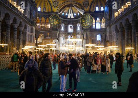 Istanbul, Turquie. 13 janvier 2024. Touristes vus à Sainte-Sophie. La Sainte-Sophie, a été transformée de musée en mosquée en 2020 par décision du président Erdogan, les visiteurs qui sont des touristes seront facturés une taxe de 25 euros à partir du 15 janvier 2024, par décision du ministère de la Culture et du Tourisme. Crédit : SOPA Images Limited/Alamy Live News Banque D'Images