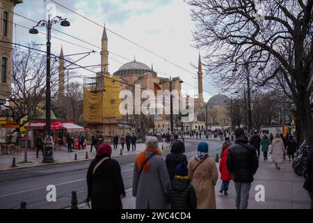 Istanbul, Turquie. 13 janvier 2024. Vue générale de Sainte-Sophie. La Sainte-Sophie, a été transformée de musée en mosquée en 2020 par décision du président Erdogan, les visiteurs qui sont des touristes seront facturés une taxe de 25 euros à partir du 15 janvier 2024, par décision du ministère de la Culture et du Tourisme. Crédit : SOPA Images Limited/Alamy Live News Banque D'Images