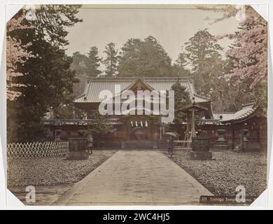 Extérieur du temple Toshogu dans le parc Ueno à Tokyo, anonyme, 1890-1894 photographie partie de l'album avec 69 photos d'un voyage à travers le Japon. Tokyo Cardboard. papier. Support photographique Albumen print jardins publics, parc Tokyo Banque D'Images