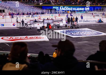 Charlotte, Caroline du Nord, États-Unis. 13 janvier 2024. Les fans regardent les Charlotte Checkers et les Rochester Americans s'affronter dans le Queen City Outdoor Classic au Truist Field à Charlotte, en Caroline du Nord. (Scott Kinser/CSM). Crédit : csm/Alamy Live News Banque D'Images