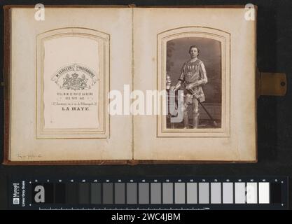 Portrait d'un étudiant avec armure et épée, Maurits Verveer, 1873 Photographie. Carte de visite partie de l'album avec douze photos d'élèves en costumes historiques. Le journal de la Haye. support photographique. étudiant en impression d'albumen de carton. studio requiites  photographe. costume historique. harnais. Casque la Haye Banque D'Images