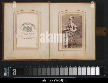 Portrait d'un étudiant avec armure et épée, Maurits Verveer, 1864 - 1890 Photographie. Carte de visite partie de l'album avec douze photos d'élèves en costumes historiques. Le journal de la Haye. support photographique. étudiant en impression d'albumen de carton. studio requiites  photographe. costume historique. Harnais la Haye Banque D'Images