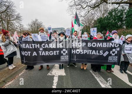 Médecins avec des portraits de leurs homologues tués en Palestine, lors de l'audience de la Cour internationale de Justice (CIJ). L’Afrique du Sud a présenté ses arguments contre l’État d’Israël lors de sa session de trois heures à la Cour internationale de Justice (CIJ) à la Haye. Le plan d'Israël pour "détruire" Gaza vient du "plus haut niveau de l'Etat", a entendu la haute cour de l'ONU. L ' Afrique du Sud a également demandé à la CIJ d ' ordonner à Israël de cesser immédiatement toute action militaire. Des avocats sud-africains ont accusé Israël pf de génocide. Israël, aura son jour à la (CIJ) pour définancer sa défense vendredi - has Banque D'Images