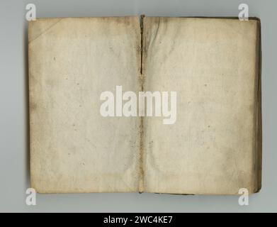 Blanc, parchemin et vieux livre avec du papier en texture vintage ou écriture délavée sur la page. Ancien, manuscrit et document vide dans l'histoire avec endommagé Banque D'Images