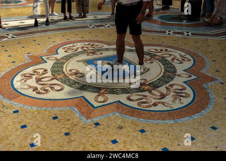 Mosaïque d'un taureau représenté sur le sol de la Galleria Vittorio Emanuele II dans la ville de Milan, la plus ancienne galerie marchande active d'Italie Banque D'Images