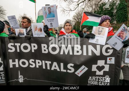 La Haye, Hollande du Sud, pays-Bas. 11 janvier 2024. Médecins avec des portraits de leurs homologues tués en Palestine, lors de l'audience de la Cour internationale de Justice (CIJ). L’Afrique du Sud a présenté ses arguments contre l’État d’Israël lors de sa session de trois heures à la Cour internationale de Justice (CIJ) à la Haye. Le plan d'Israël pour ''détruire'' Gaza vient du ''plus haut niveau de l'Etat'', a entendu le tribunal supérieur de l'ONU. L ' Afrique du Sud a également demandé à la CIJ d ' ordonner à Israël de cesser immédiatement toute action militaire. Des avocats sud-africains ont accusé Israël pf de génocide. Israël, will ha Banque D'Images