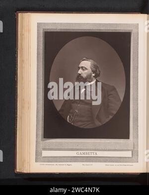 Portret van Léon Gambetta, Étienne Carjat, c. 1871 - dans ou avant 1876 papier photomécanique personnages historiques. homme adulte Banque D'Images
