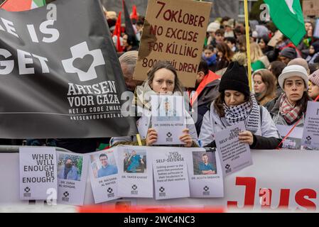 La Haye, Hollande du Sud, pays-Bas. 12 février 2014. Médecins avec des images de leurs homologues tués en Palestine, lors de l'audience de la Cour internationale de Justice (CIJ). Des centaines de soutiens pro-palestiniens et quelques soutiens pro-israéliens ont été maintenus à l’écart aujourd’hui, devant la Cour internationale de Justice (CIJ) ou le Palais de la paix à la Haye, le deuxième jour de l’audience. L ' Afrique du Sud a accusé Israël de génocide à l ' égard du peuple palestinien. Aujourd'hui, les Israéliens ont eu la chance de se défendre devant les tribunaux et ont rejeté avec véhémence les accusations comme étant « sans fondement » Banque D'Images