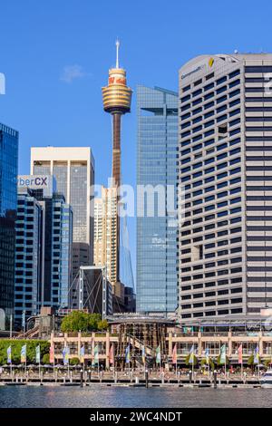 Le Sydney Tower Eye surplombe Cockle Bay Wharf à l'extrémité sud de Darling Harbour, Sydney, Nouvelle-Galles du Sud, Australie Banque D'Images