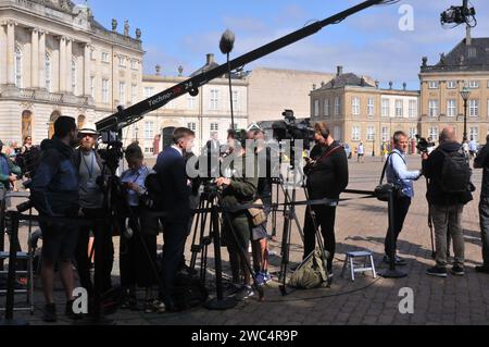 Copenhague /Danemark./ 27June 2019/ les médias de presse et la police danoise contrôlent depuis le palais Amalienborg pour le nouveau premier ministre du Danemark, m. Mette Frederiksen, social-démocrate à Copenhague au Danemark. (Photo..Francis Dean / Deanimages. Banque D'Images