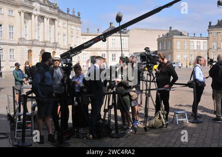 Copenhague /Danemark./ 27June 2019/ les médias de presse et la police danoise contrôlent depuis le palais Amalienborg pour le nouveau premier ministre du Danemark, m. Mette Frederiksen, social-démocrate à Copenhague au Danemark. (Photo..Francis Dean / Deanimages. Banque D'Images