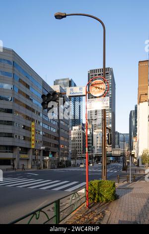 Tokyo, Japon, janvier 2024. le panneau indiquant la prise d'eau d'une bouche d'incendie sur le trottoir d'une rue du centre-ville Banque D'Images