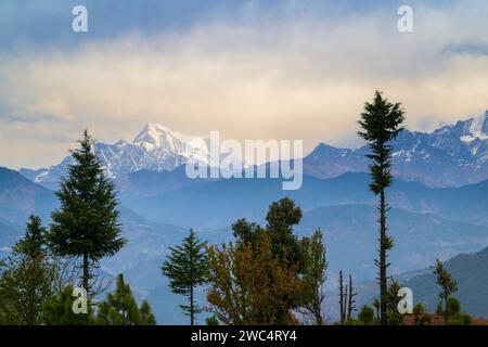 Pic de montagne dans les montagnes. Vue panoramique sur les chaînes de montagnes enneigées de l'Himalaya et le pic Nanda Devi. Kausani, Uttarakhand, Inde. Banque D'Images