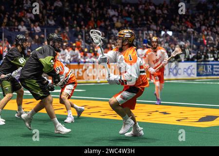 13 janvier 2024 : l'attaquant des bandits de Buffalo Tehoka Nanticoke (1) court dans le deuxième quart-temps contre les Knighthawks de Rochester. Les Knighthawks de Rochester ont accueilli les bandits de Buffalo dans un match de la National Lacrosse League à Blue Cross Arena à Rochester, New York. (Jonathan Tenca/CSM) Banque D'Images