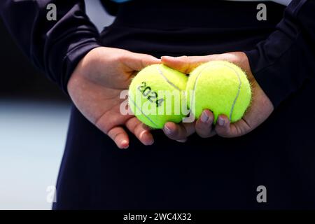 Melbourne, Australie. 14 janvier 2024. Tennis : Grand Chelem - Open d'Australie. Un gamin de balle tient deux balles de tennis dans ses mains. Crédit : Frank Molter/dpa/Alamy Live News Banque D'Images