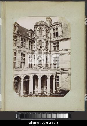 Tour d'angle du château de Chambord, Séraphin-Médéric Mieusement, c. 1880 - c. 1900 photographie partie d'un album photo avec enregistrements de monuments en France. Chambord support photographique impression albumen château Château de Chambord Banque D'Images