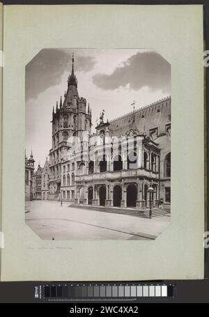 Extérieur de la mairie de Cologne avec Loggia, Anonyme, c. 1880 - c. 1900 impression photomécanique partie de l'album photo avec des enregistrements de monuments en France. Collotype de papier Townhall. Loggia, véranda, porche Cologne Banque D'Images