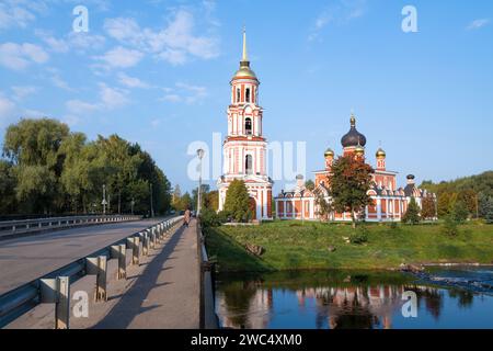 Vue de la cathédrale de la Résurrection du Christ depuis le pont de la cathédrale par une journée ensoleillée de septembre. Staraya Russa, Russie Banque D'Images