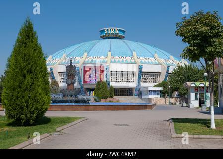 TACHKENT, OUZBÉKISTAN - 03 SEPTEMBRE 2022 : jour ensoleillé de septembre au cirque de la ville Banque D'Images