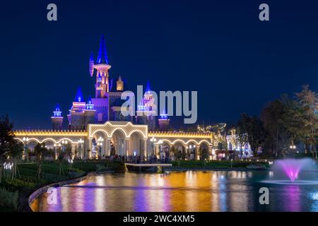 TACHKENT, OUZBÉKISTAN - 03 SEPTEMBRE 2022 : crépuscule du soir dans le parc d'attractions pour enfants de la 'ville magique' Banque D'Images