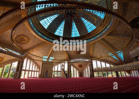 ARGUN, RUSSIE - 14 JUIN 2023 : intérieur de la mosquée du cœur de la mère (mosquée Aimani Kadyrova) Banque D'Images