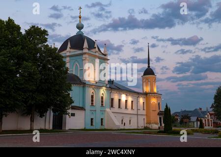 Ancienne église de l'intercession de la Bienheureuse Vierge Marie du monastère de Novo-Golutvin à l'aube de juin. Kolomna. Région de Moscou, Russie Banque D'Images