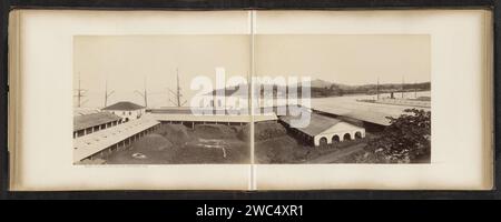 Vue sur les bâtiments, les quais et les environs de Tanjong Pagar Dock Co. Ltd À Singapour, G.R. Lambert & Co. (Attribué à), c. 1890 - dans ou avant 1905 photographie Panorama composé de cinq estampes. Fait partie de l'album photo de Tanjong Pagar Dock Co. Ltd À Singapour. Singapour support photographique albumen print chantier naval, Shipdock. l'industrie de la construction navale. jetée, quai, quai Singapour Banque D'Images