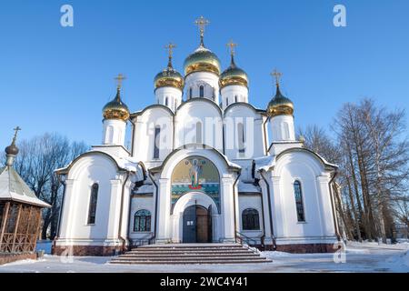 PERESLAVL-ZALESSKY, RUSSIE - 04 JANVIER 2024 : ST. Cathédrale Nicolas de la St. Couvent Nicholas par une journée ensoleillée de janvier. Anneau d'or de la Russie Banque D'Images