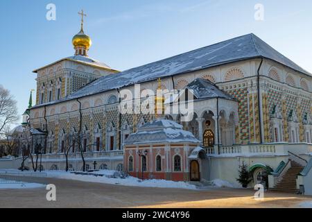 SERGIEV POSAD, RUSSIE - 05 JANVIER 2024 : Église de Saint-Laurent Serge de Radonezh et la construction de la chambre réfectoire (1698) par une journée ensoleillée de janvier Banque D'Images