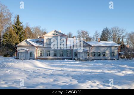 ABRAMTSEVO, RUSSIE - 05 JANVIER 2024 : l'ancienne maison de l'industriel et philanthrope russe S.I. Mamontov dans le domaine d'Abramtsevo sur un J. Banque D'Images